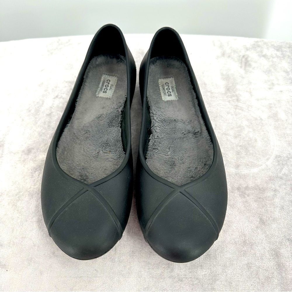 Crocs Women’s Dual Comfort Black Faux Fur Lined Flats EUC Size 10
